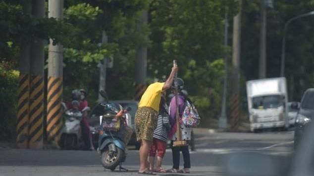 趁紅燈熱心修補馬路　掀兩派網友熱議