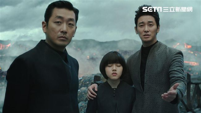 韓國影壇男星搶眼　朴信惠眾星拱月