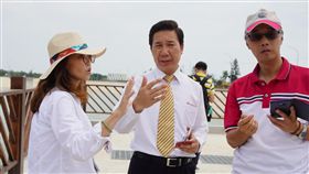 兩岸通水在即　陳福海視察田埔水庫金門自中國大陸引水儀式將於5日舉行，金門部分，田埔水庫儀式現場已大致準備就緒，縣長陳福海（中）4日上午到現場了解準備狀況，並與金門自來水廠廠長許正芳（右）等人討論儀式流程。中央社記者黃慧敏攝　107年8月4日