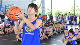 ▲摩曼頓天王盃中場互動遊戲豐富有趣，球員下場體驗更多籃球樂趣。（圖／主辦單位提供）
