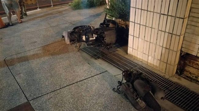 恐怖攔腰追撞　機車當場斷成兩截