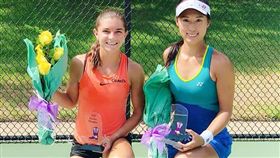 許絜瑜（右）摘下今季第3座ITF女雙冠軍。（圖／翻攝自許絜瑜IG）