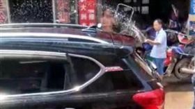 高温天2龄童被锁车内路人喷水降温 家长不愿意破窗（圖／翻攝議網易新聞）