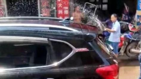 家長拒破車窗救孩！民眾無奈潑水降溫