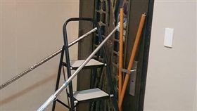 新北市，新店，安興路，社區，大門，精神疾病，砸毀，受損，翻攝自爆料公社