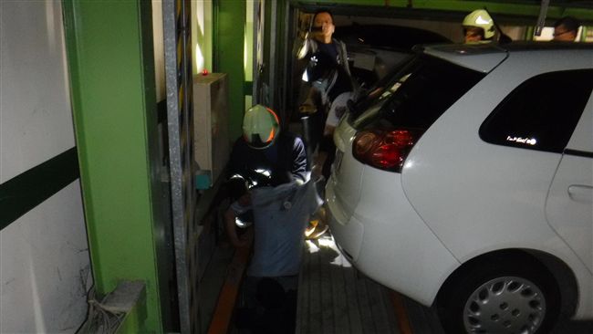 機械式停車格吃人！？司機受困嚇壞了