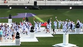 國旗飛揚巴黎同志運動會  法國隊挺台一起揮巴黎同志運動會揭幕，在開幕遊行中，台灣隊帶著國旗上場，法國隊中有人主動索取青天白日滿地紅旗在遊行時揮舞，以示支持。中央社記者曾依璇巴黎攝  107年8月5日