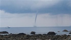 對流發展旺盛　台東出現罕見水龍捲！　圖／翻攝畫面