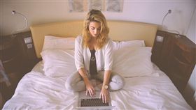 床，女人，工作，筆電，電腦（圖／翻攝自pixabay）