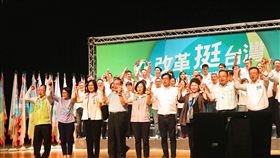 ▲陳其邁與總統蔡英文一起進場時，現場氣氛沸騰到最高點，展現民進黨在高雄的壯盛氣勢。▲(圖／陳其邁辦公室提供)