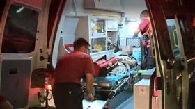 ▲台大職員宿舍深夜火警，退休教授一家3口嗆傷送醫幸無大礙。（圖／翻攝畫面）