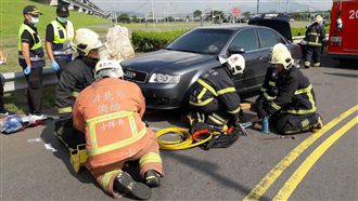騎士過彎不慎自摔　滑進車底慘死