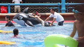 北部高溫炎熱　民眾戲水消暑中央氣象局表示，1日各地多為晴到多雲，北部地區高溫可達36度以上，中午前後紫外線指數也偏高，提醒民眾注意防曬並補充水分。圖為民眾帶著小朋友前往台北自來水園區戲水消暑。中央社記者吳翊寧攝　107年8月1日