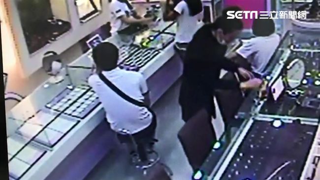 女快手竊4金戒指　被逮辯：一時糊塗