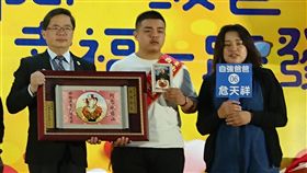 獲選自強爸爸卻病逝　子女拿照片代領獎