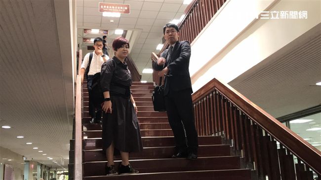 阻警抓分屍兇嫌　紅髮女嗆警獲判緩刑