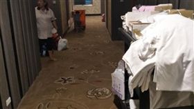 民眾入住花蓮百事達飯店，卻發現清潔人員不換床單。（圖／翻攝自爆怨公社）
