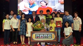 77歲模範父兒女杏壇發光 無悔照顧智障子