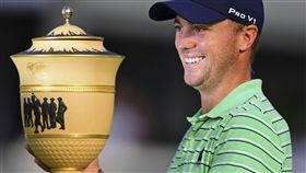 湯姆斯捧起WGC冠軍盃。（圖／美聯社／達志影像）