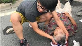 嬤摔倒「撞破頭」意識模糊 熱心男急救援：別睡著喔...（圖／翻攝自雪花新聞）