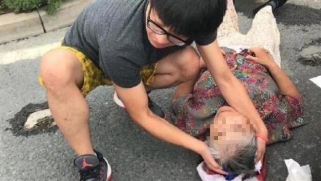 阿嬤摔破頭血流不止！暖男陪等救護車