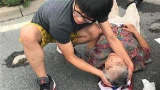 阿嬤摔破頭血流不止！暖男陪等救護車