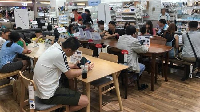 賣場傢俱遭坐好坐滿　他想買試坐被瞪