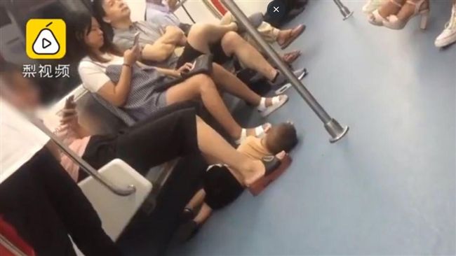 母地鐵爽玩手機　「腳夾兒子」丟地上