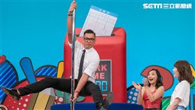 主持人陳建州挑戰鋼管舞。（圖／TVBS提供）