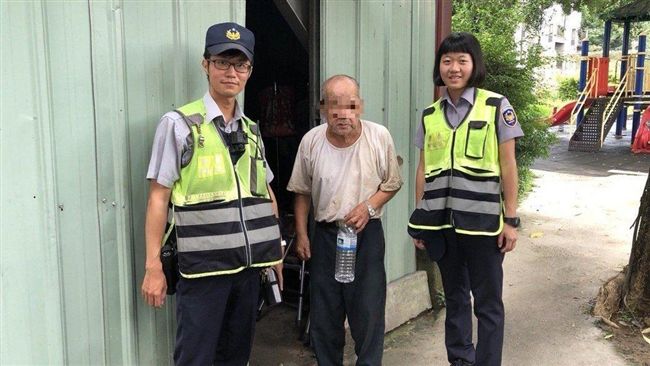 7旬翁收工癱坐路邊　嘆：老了就這樣