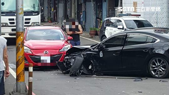 轎車撞「同家人」　車頭全毀輪胎飛出