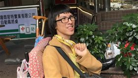 重度腦性麻痺青年賣彩券（記者郭奕均攝影）