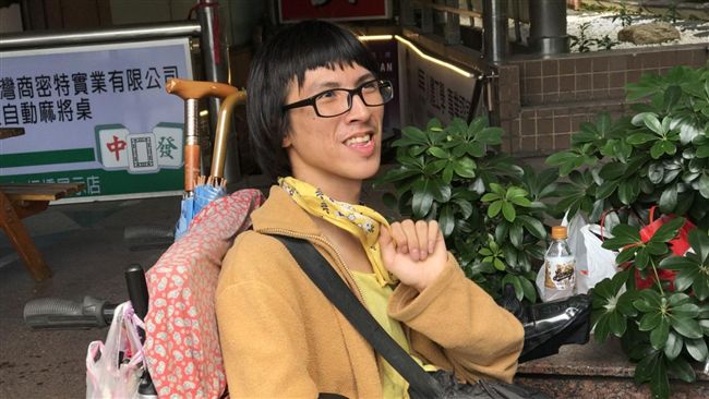 重度腦麻男放棄升學　賣彩券分擔家計