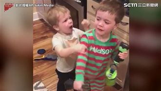 小兄弟搶水壺　哭聲攻擊力萌炸網友