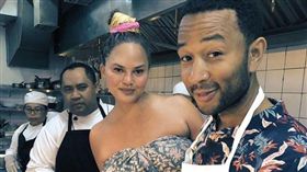 ▲約翰傳奇（右）因一曲《All of Me》獲得多個獎項。（圖／翻攝自克莉絲泰根Instagram）