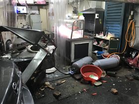 新北,三重,車禍,攤販,燙傷。翻攝畫面