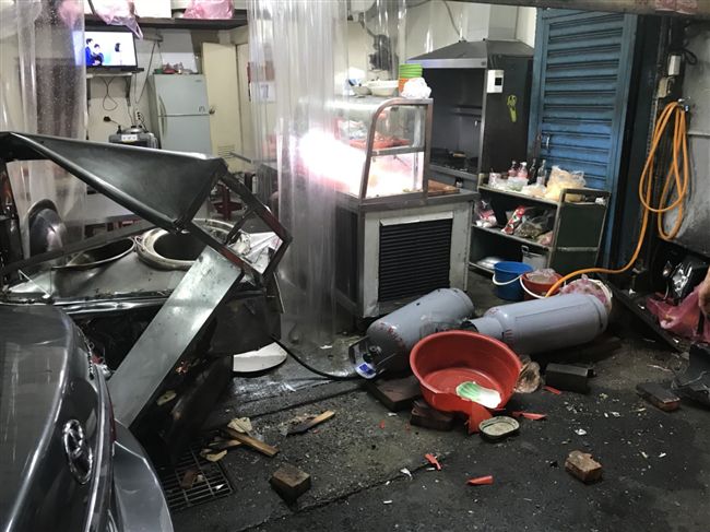 汽車衝攤商！五瓦斯桶被撞爆幸無人傷