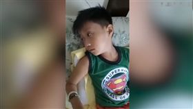 ▲約翰臉部每隔20、30 分就會痙攣。（圖／翻攝自YOutube）