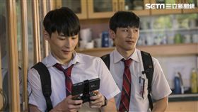 湯君耀(左)、湯君慈在《大師兄》和甄子丹演出表示壓力很大。（圖／華映娛樂提供）