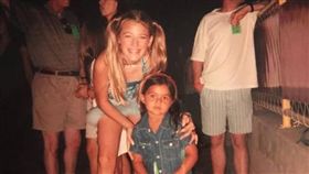 布蕾克萊芙莉21年前與別人粉絲合照。（圖／翻攝自布蕾克萊芙莉IG）