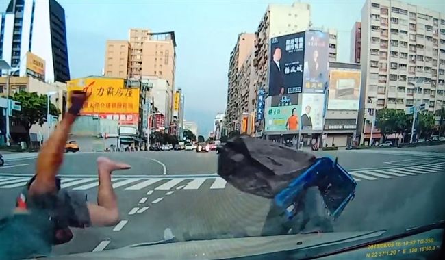 三寶高雄式左轉！衰車主撞噴人肉飛彈