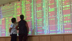 台股收盤漲111.71點　收復10700點大關台北股市9日收盤上漲111.71點，為10720.28點，漲幅1.05%，成交金額新台幣1362.74億元。中央社記者董俊志攝　107年7月9日