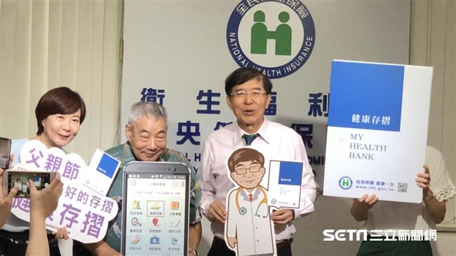 健保署推廣「全民健保行動快易通」APP，曾邀請資深媒體人洪素卿與洪爸爸一起現身說法分享使用心得。（資料照）