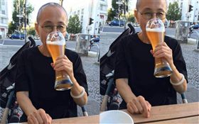 劉霞近照曝！德街頭喝啤酒嚐自由滋味
（圖／翻攝自臉書）