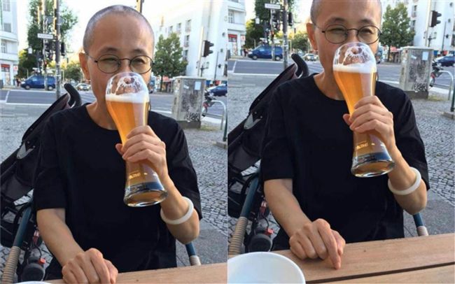 這杯酒得來不易！劉霞德街頭暢飲自由