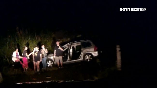 受困「百慕達三角」…警靠拱門救十人