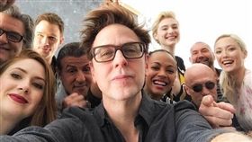 導演詹姆斯岡恩（中）與《星際異攻隊》眾演員們自拍相處融洽。（圖／翻攝自詹姆斯岡恩臉書）