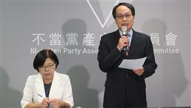 認定救國團為國民黨附隨組織　黨產會說明不當黨產處理委員會7日上午召開委員會議做成決議，認定救國團為國民黨附隨組織，下午隨即召開記者會，由主委林(峰)正（右）出面說明。中央社記者吳家昇攝　107年8月7日