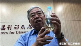 ▲台灣大學昆蟲學系暨研究所名譽教授徐爾烈說明白線斑蚊特性。（圖／記者楊晴雯攝）