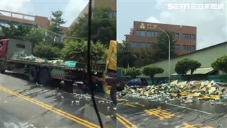 聯結車翻覆瞬間曝光　千罐啤酒流光光